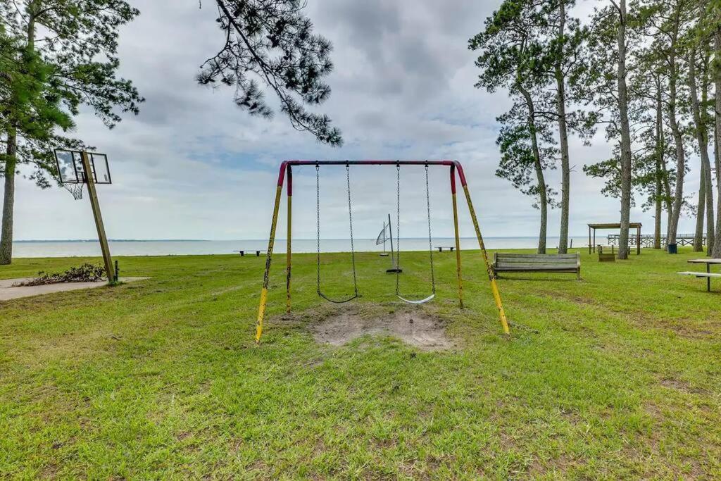 Vacation Home Lake Livingston! Onalaska Kültér fotó