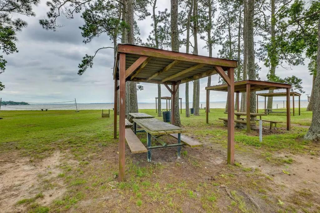 Vacation Home Lake Livingston! Onalaska Kültér fotó